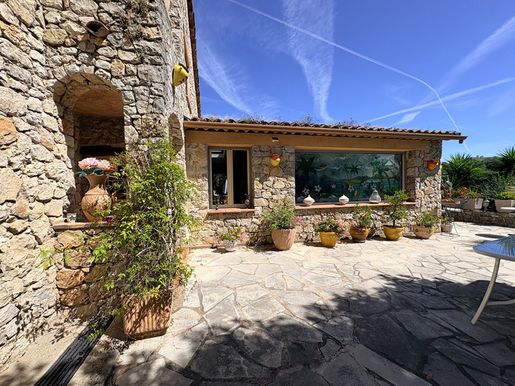 Maison 7 pièces 250 m² · à Grasse · 250 m² · 1 100 000 €