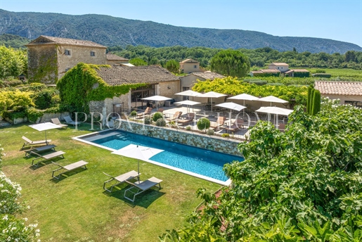 18 pièces 620 m² · à Oppède · 620 m² · 3 300 000 €