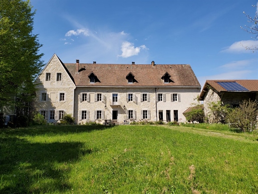 Maison 14 pièces 675 m² · à Valromey-sur-Séran · 675 m² · 990 000 €