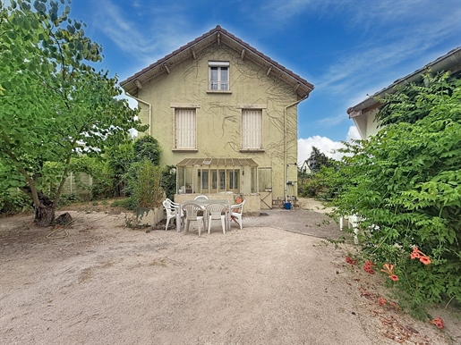 Maison 9 pièces 214 m² · à Lux · 214 m² · 256 000 €