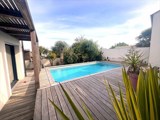 Maison 6 pièces 172 m² · à Nieul-sur-Mer · 172 m² · 997 500 €