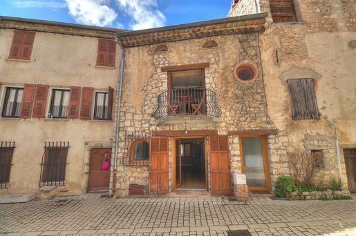 Maison 6 pièces 147 m² · à Coursegoules · 147 m² · 190 000 €
