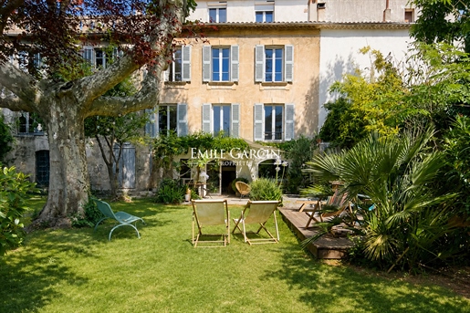 Maison 12 pièces 350 m² · à Villeneuve-lès-Avignon · 350 m² · 985 000 €