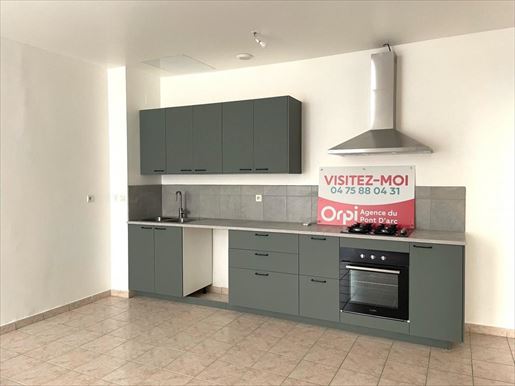3 pièces 81 m² · à Vallon-Pont-d'Arc · 81 m² · 150 000 €