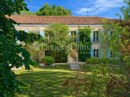 Maison 12 pièces 600 m² · à Yvrac · 600 m² · 1 995 000 €