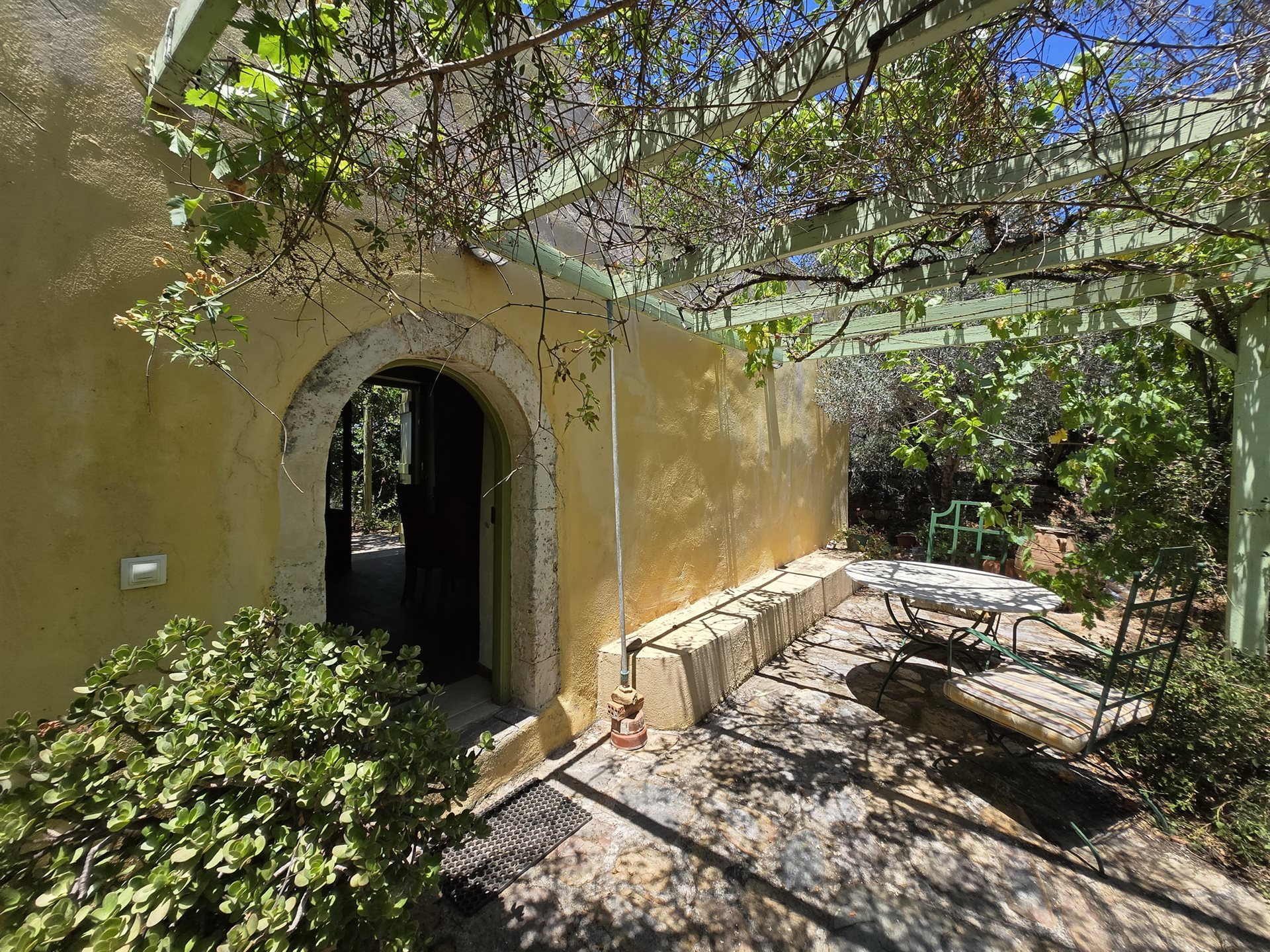 Okouzlující Izolovaný Dům s Velkým Potenciálem Rozšíření Blízko Panormu a Bali
