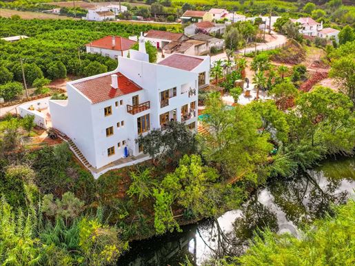 Rara propriété au bord de la rivière avec licence AL: Refuge prêt à habiter avec 8 suites près de Silves