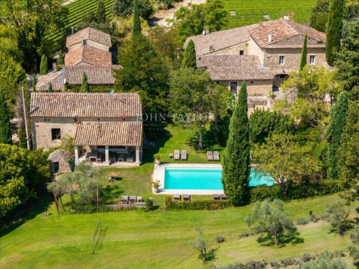 22 pièces 820 m² · à L'Isle-sur-la-Sorgue · 820 m² · 4 850 000 €