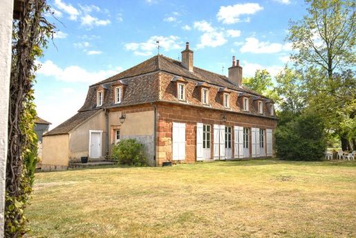 Maison 10 pièces 300 m² · à Monétay-sur-Loire · 300 m² · 330 000 €
