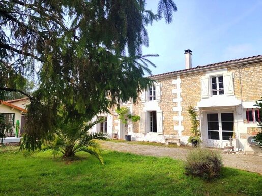 Maison 7 pièces 126 m² · à Saint-Savinien · 126 m² · 247 000 €