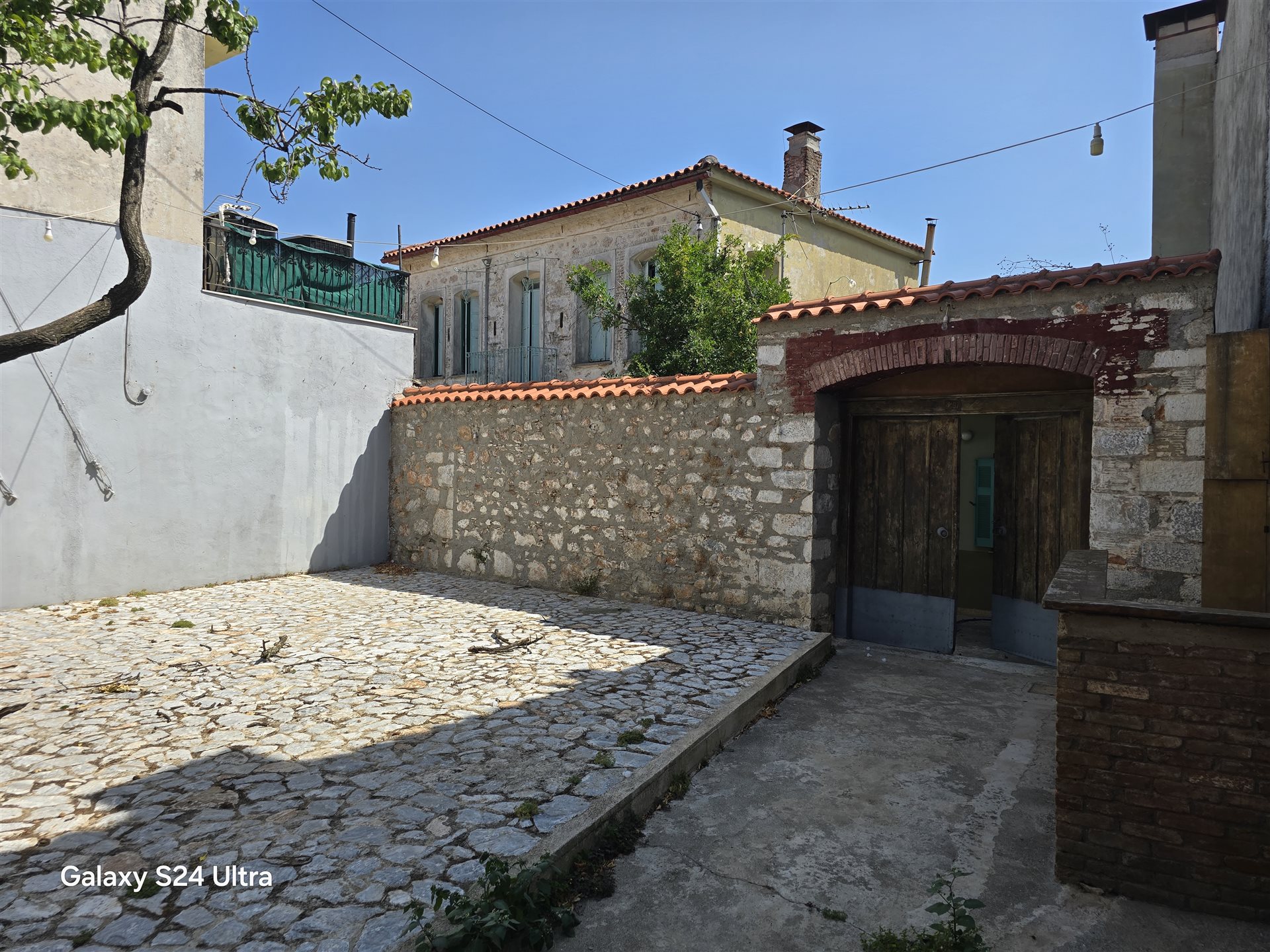 Unique manoir avec grand terrain à Ayasós (Agyaso).
