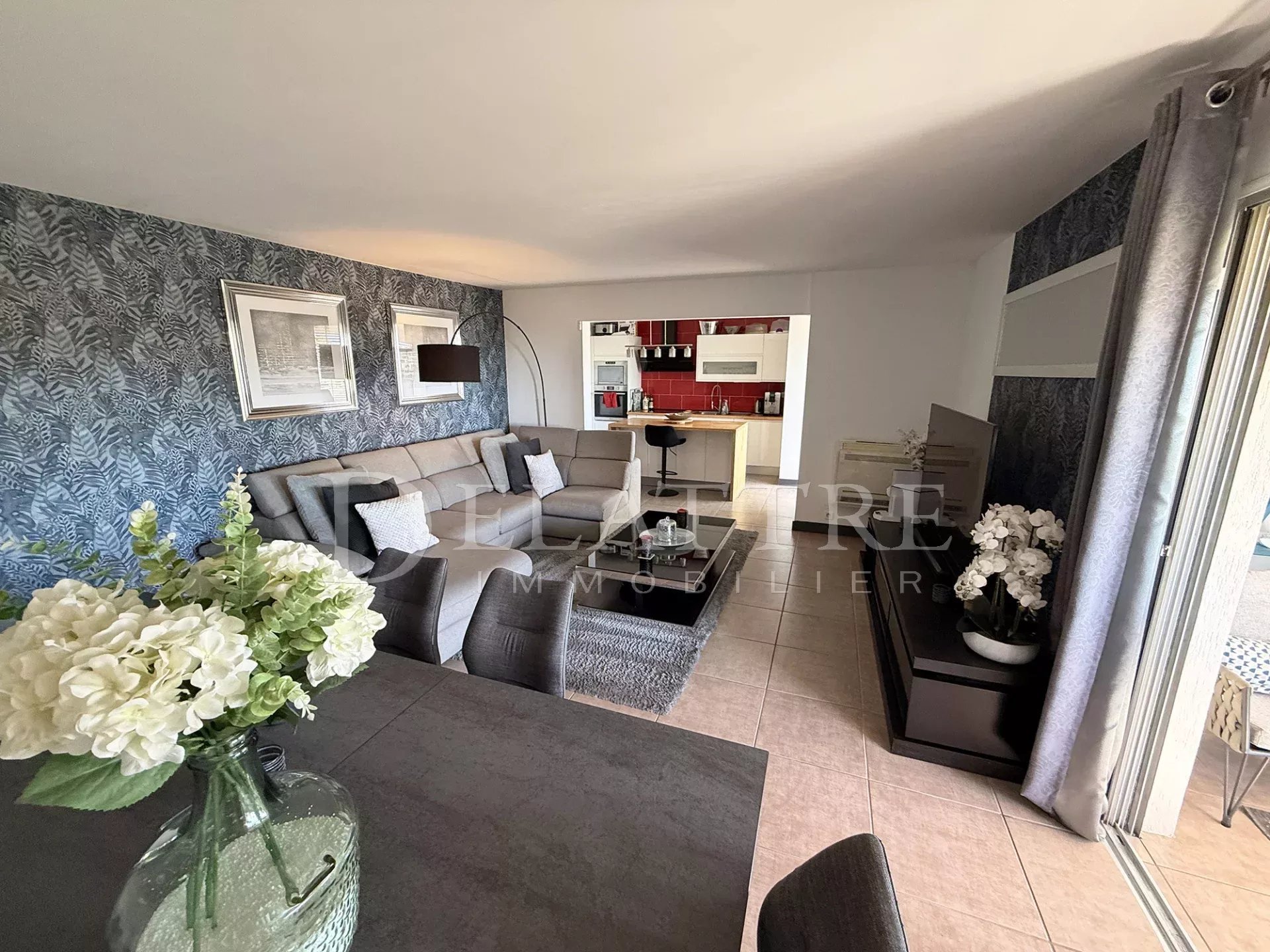 A real find : spacious 3-room apartment with 2 terraces and sea and mountain views.