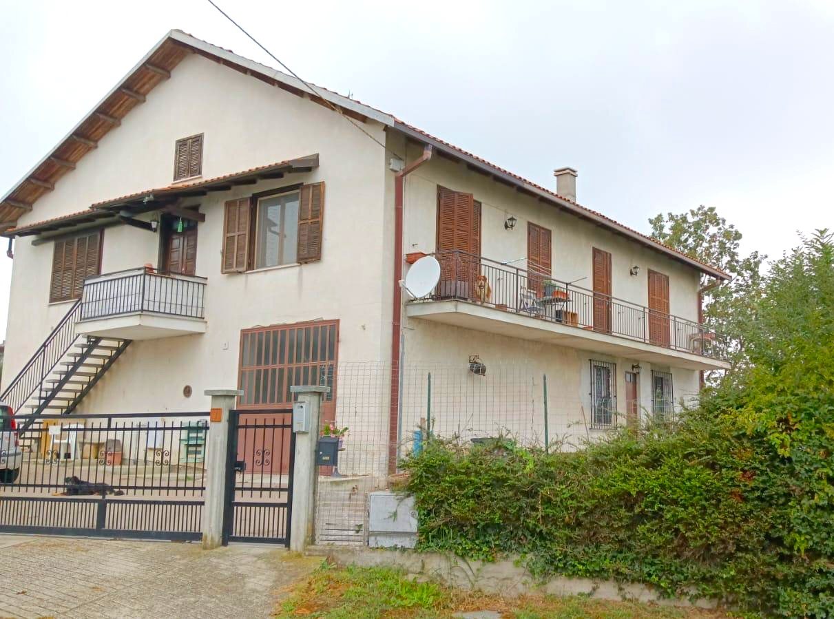 Villa Bifamiliar Libre en 4 Lados con Amplio Jardín