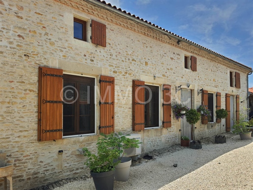 Maison 5 pièces 226 m² · à Charroux · 226 m² · 399 950 €