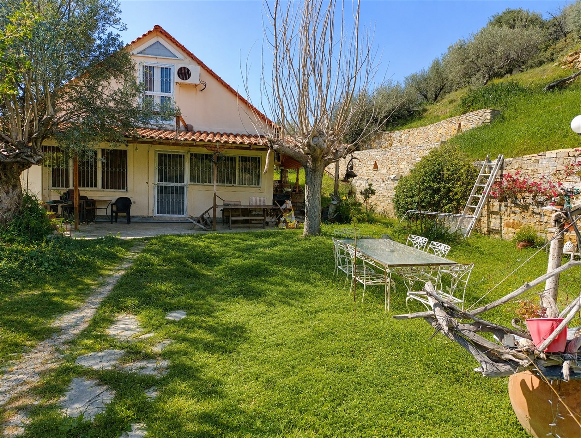 Casa Independentă cu Anexă din Piatră pe 9.000 mp de Teren aproape de Mare – Nea Stira, Evia