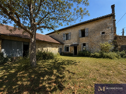 5 pièces 160 m² · à La Rochefoucauld-en-Angoumois · 160 m² · 77 000 €
