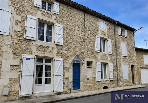 Maison 6 pièces 146 m² · à La Rochefoucauld-en-Angoumois · 146 m² · 159 500 €