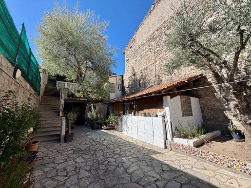 Maison 6 pièces 228 m² · à Barjac · 228 m² · 289 000 €