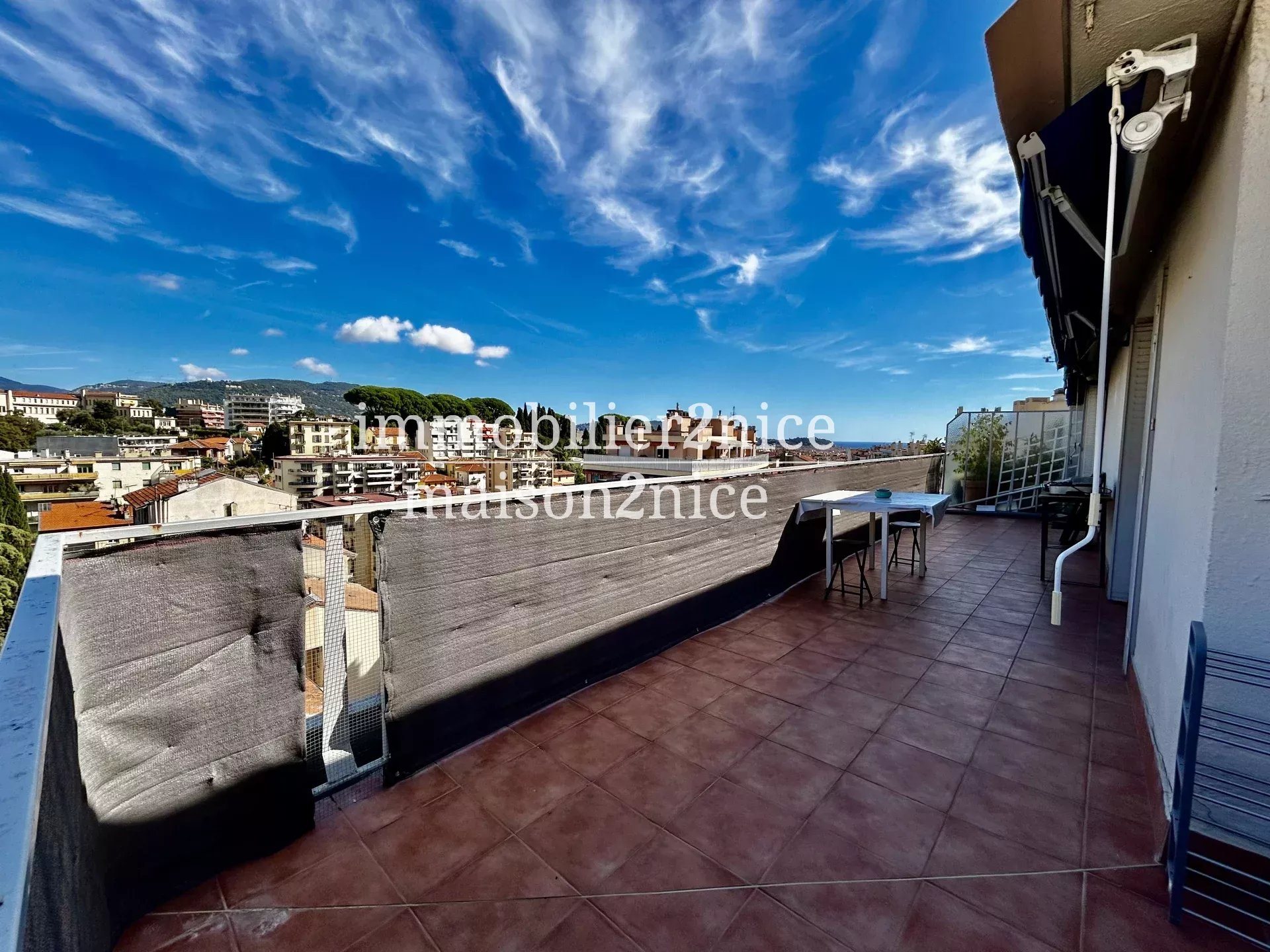Top-Floor 1-Bedroom Apartment – Sea View