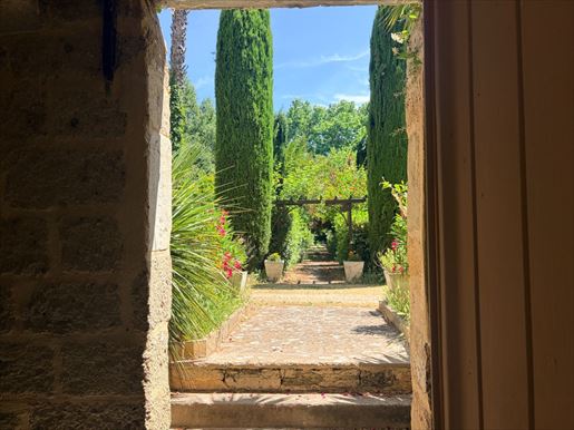 2 pièces 900 m² · à Uzès · 900 m² · 1 680 000 €