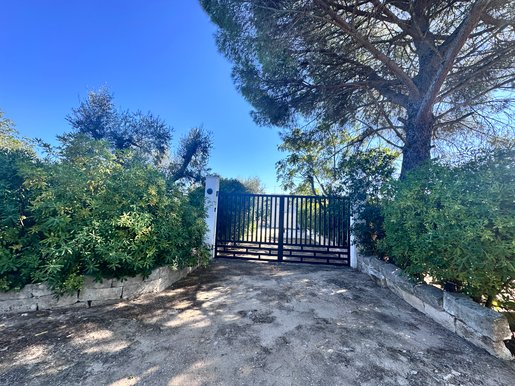 Urokliwy dom wiejski z jedną sypialnią i 4 000 m² prywatnego terenu – Puglia