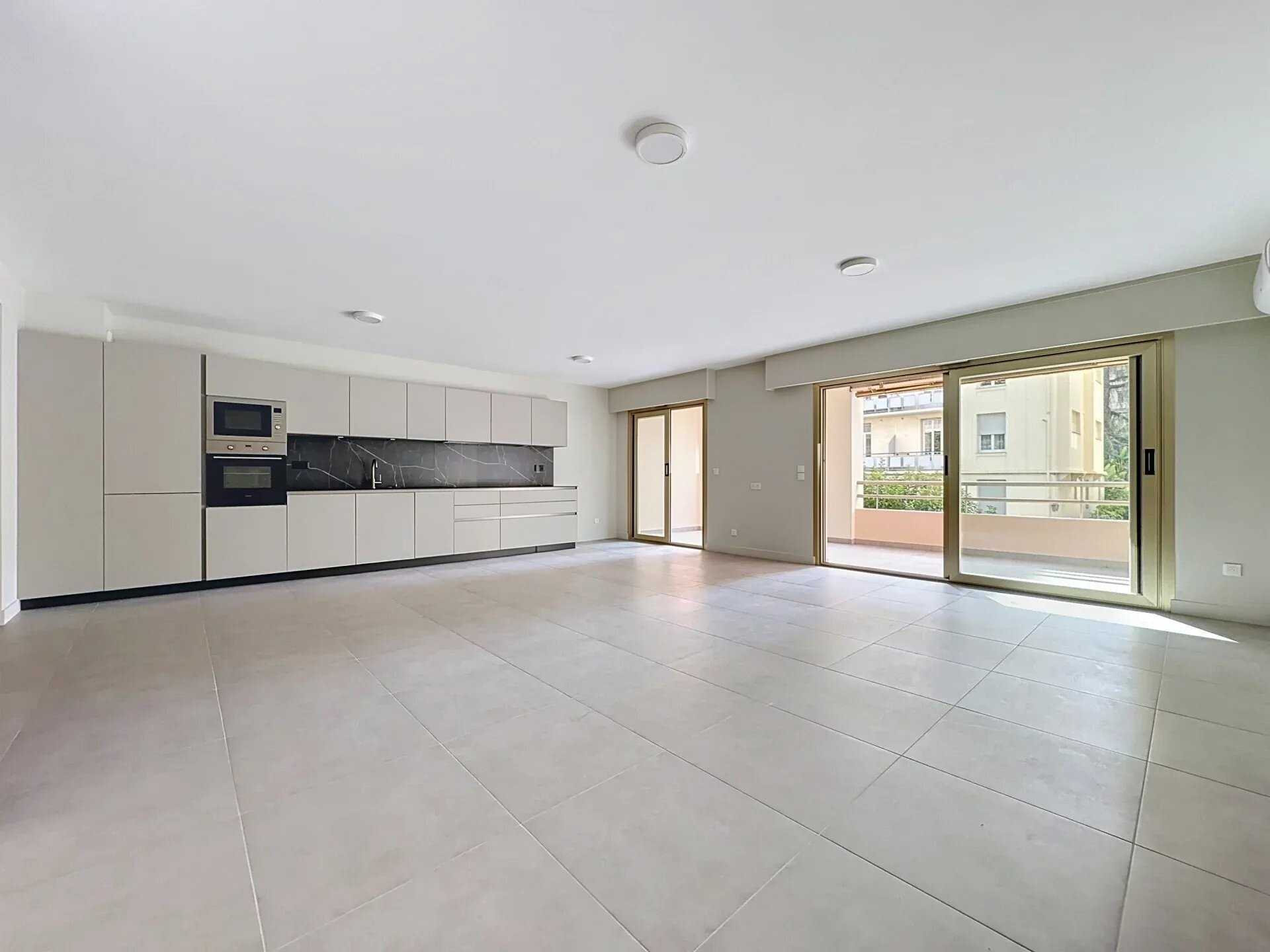 Cannes – English Quarter: elegant 3-room apartment fully renovated with 17 m² terrace,...