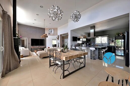 Maison 10 pièces 240 m² · à Poulx · 240 m² · 840 000 €
