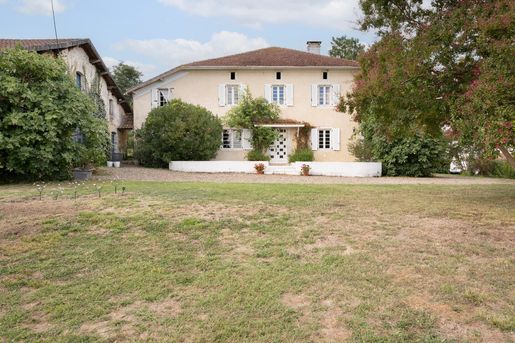 Maison 9 pièces 330 m² · à Bergouey · 330 m² · 585 000 €