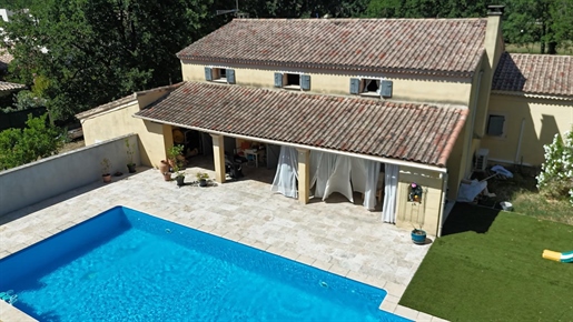 Maison 8 pièces 218 m² · à Uchaux · 218 m² · 470 000 €