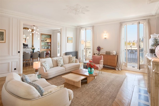 12 pièces 473 m² · à Paris 8ème · 473 m² · 12 900 000 €