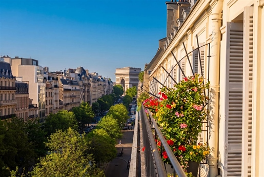 15 pièces 708 m² · à Paris 8ème · 708 m² · 17 800 000 €