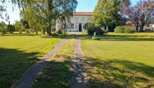 Maison 14 pièces 294 m² · à Plassac · 294 m² · 260 000 €