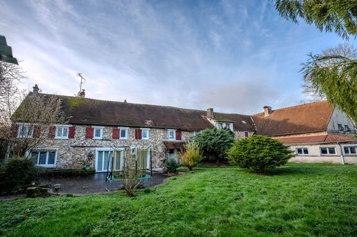 Maison 8 pièces 225 m² · à Chartronges · 225 m² · 583 000 €