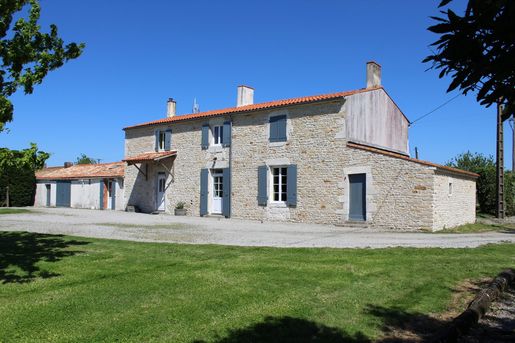 Maison 7 pièces 213 m² · à Marans · 213 m² · 525 000 €