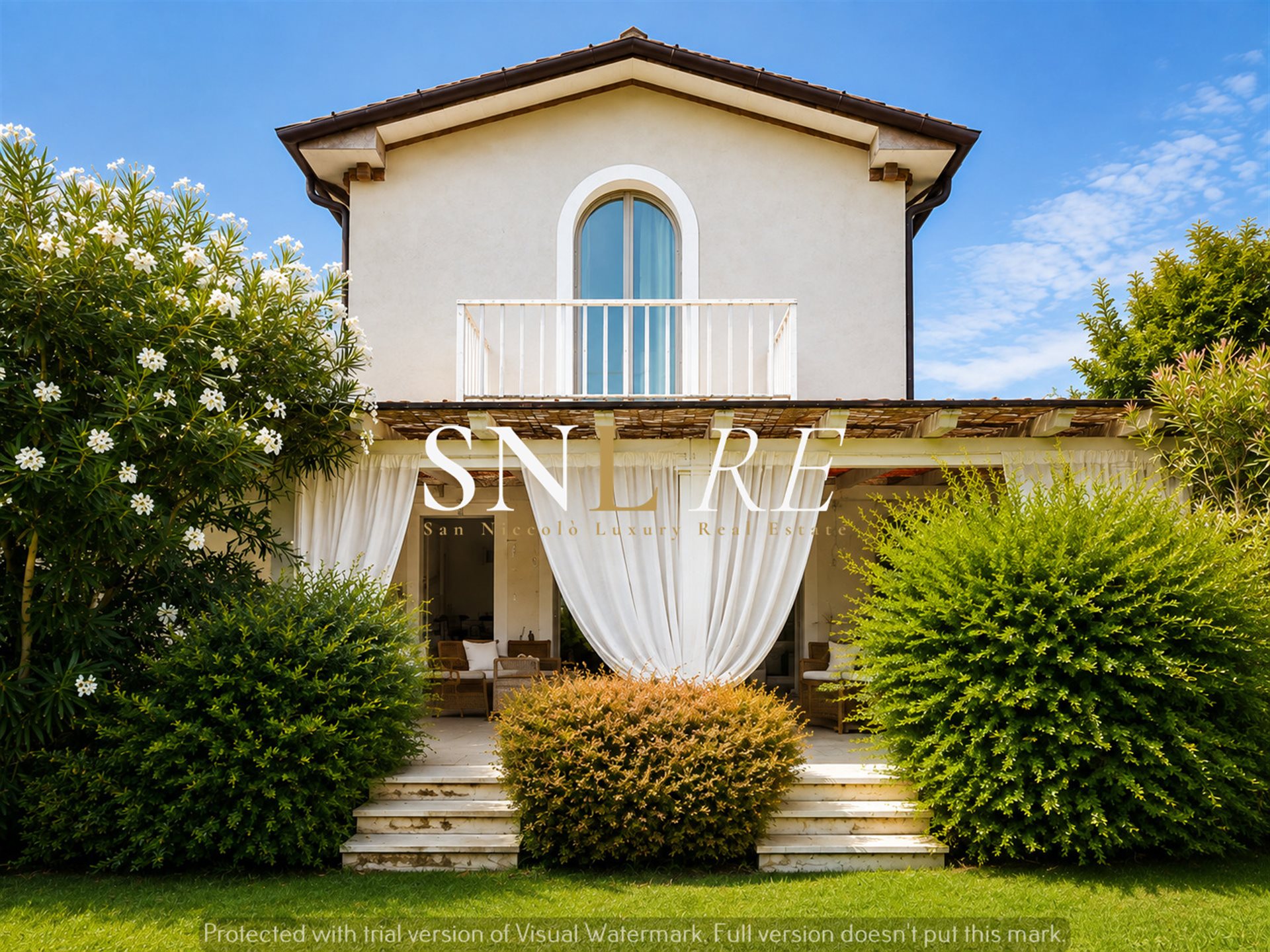 Villa Free On Three Sides With A Large 700 Sqm Garden In Forte Dei Marmi