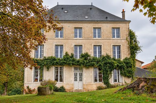 Maison 10 pièces 292 m² · à Sommières-du-Clain · 292 m² · 348 000 €