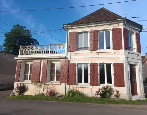 Maison 9 pièces 221 m² · à Escolives-Sainte-Camille · 221 m² · 262 000 €