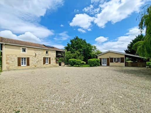 Maison 11 pièces 225 m² · à Monclar · 225 m² · 459 000 €