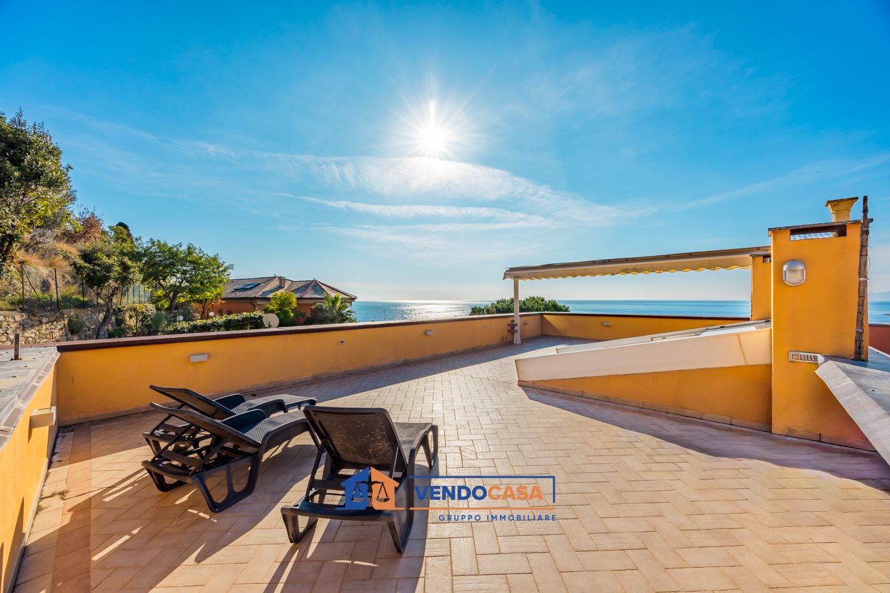 Attico Con Ampio Terrazzo Vista Mare In Villa Storica