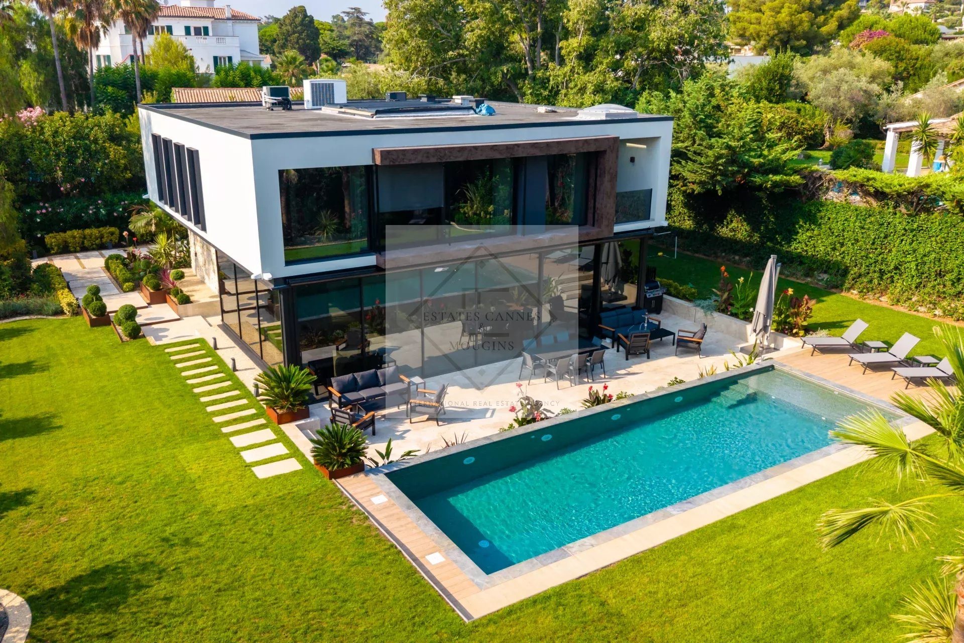 Hiša, 403 m², zemljišče 1265 m²