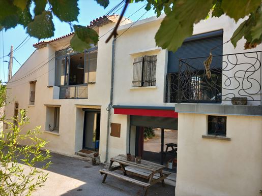 Maison 6 pièces 187 m² · à La Vacquerie-Et-Saint-Martin-de-Castries · 187 m² · 296 000 €