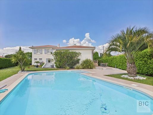 Maison 6 pièces 195 m² · à Mérignac · 195 m² · 850 000 €