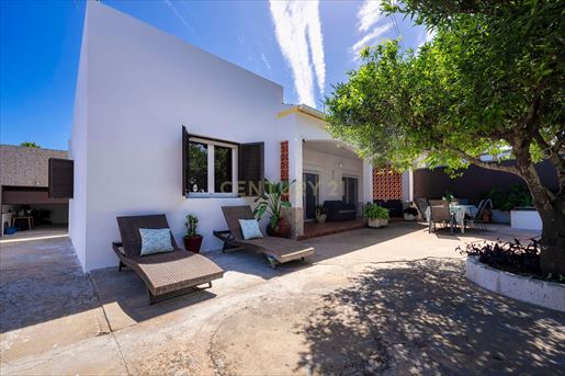 Maison de plain-pied de 3 chambres avec jardin, véranda, garage et annexe.