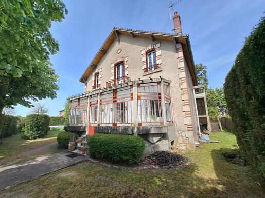 11 pièces 185 m² · à Mehun-sur-Yèvre · 185 m² · 233 200 €