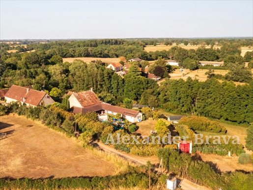Maison 3 pièces 459 m² · à Coulonges-les-Hérolles · 459 m² · 895 000 €