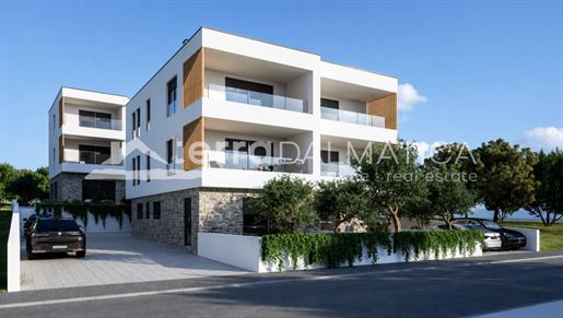 Neubau in Brodarica, erste Reihe zum Meer mit Garten