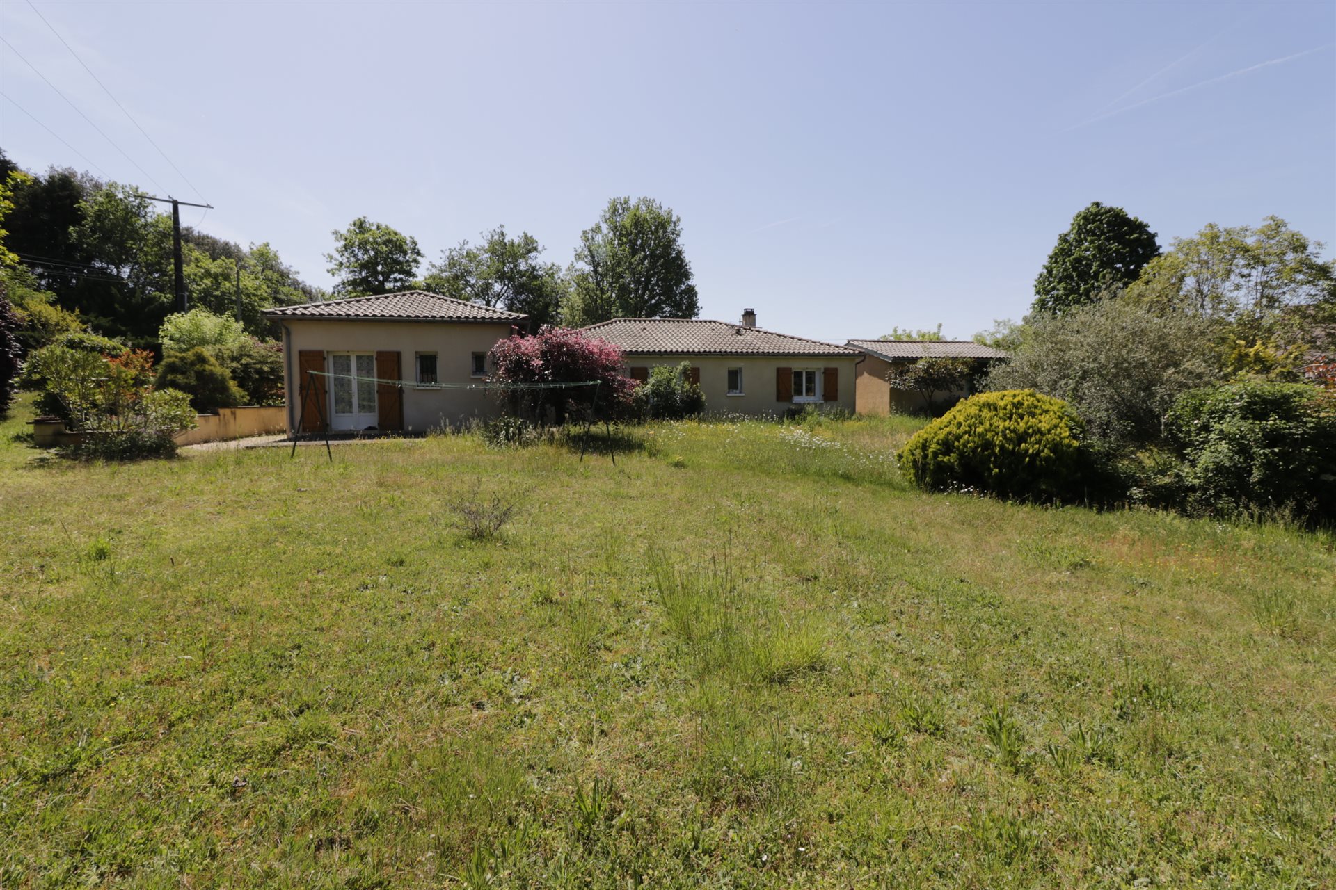 A single-storey house in a quiet location on a large plot - Vue 2