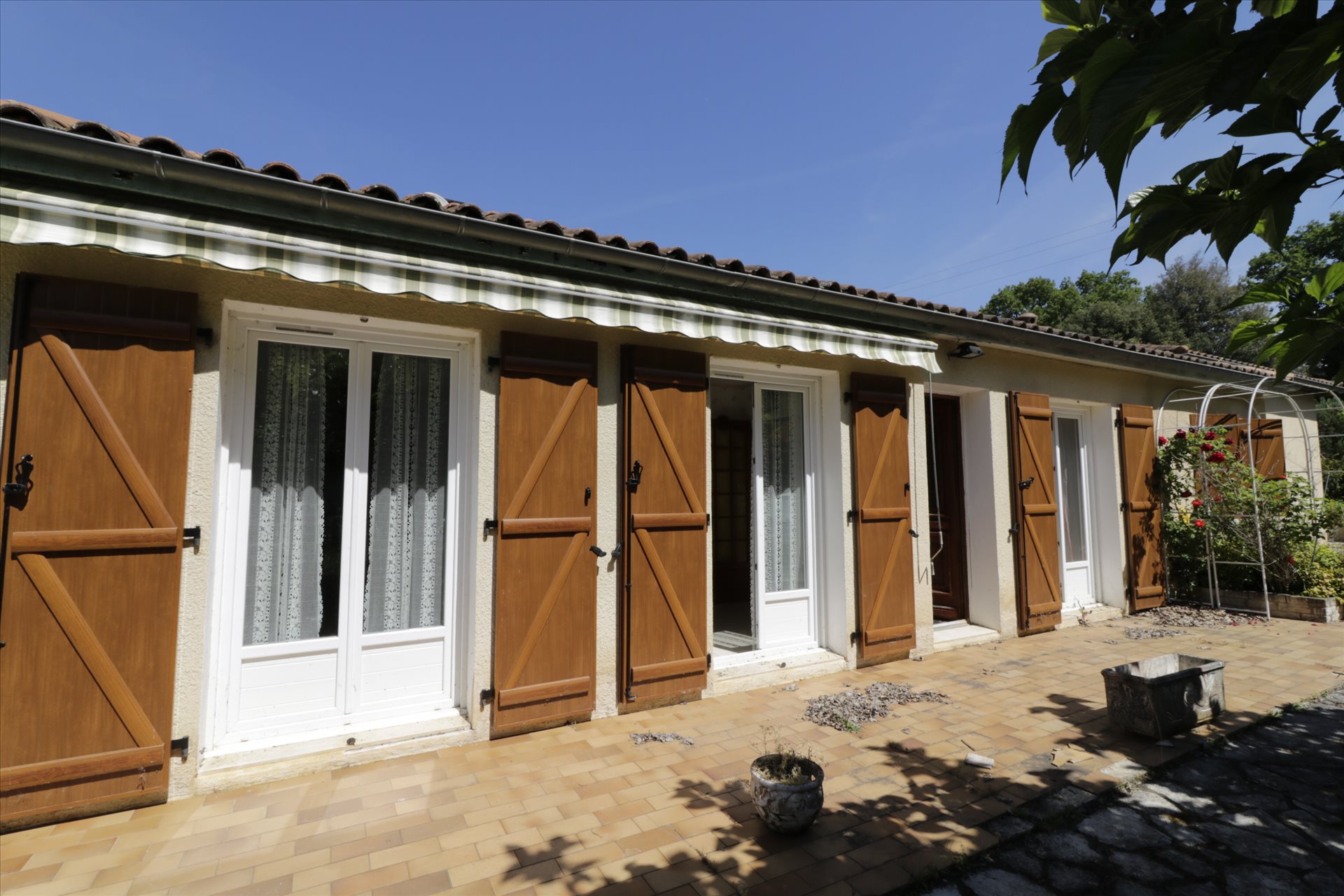 A single-storey house in a quiet location on a large plot - Vue 3