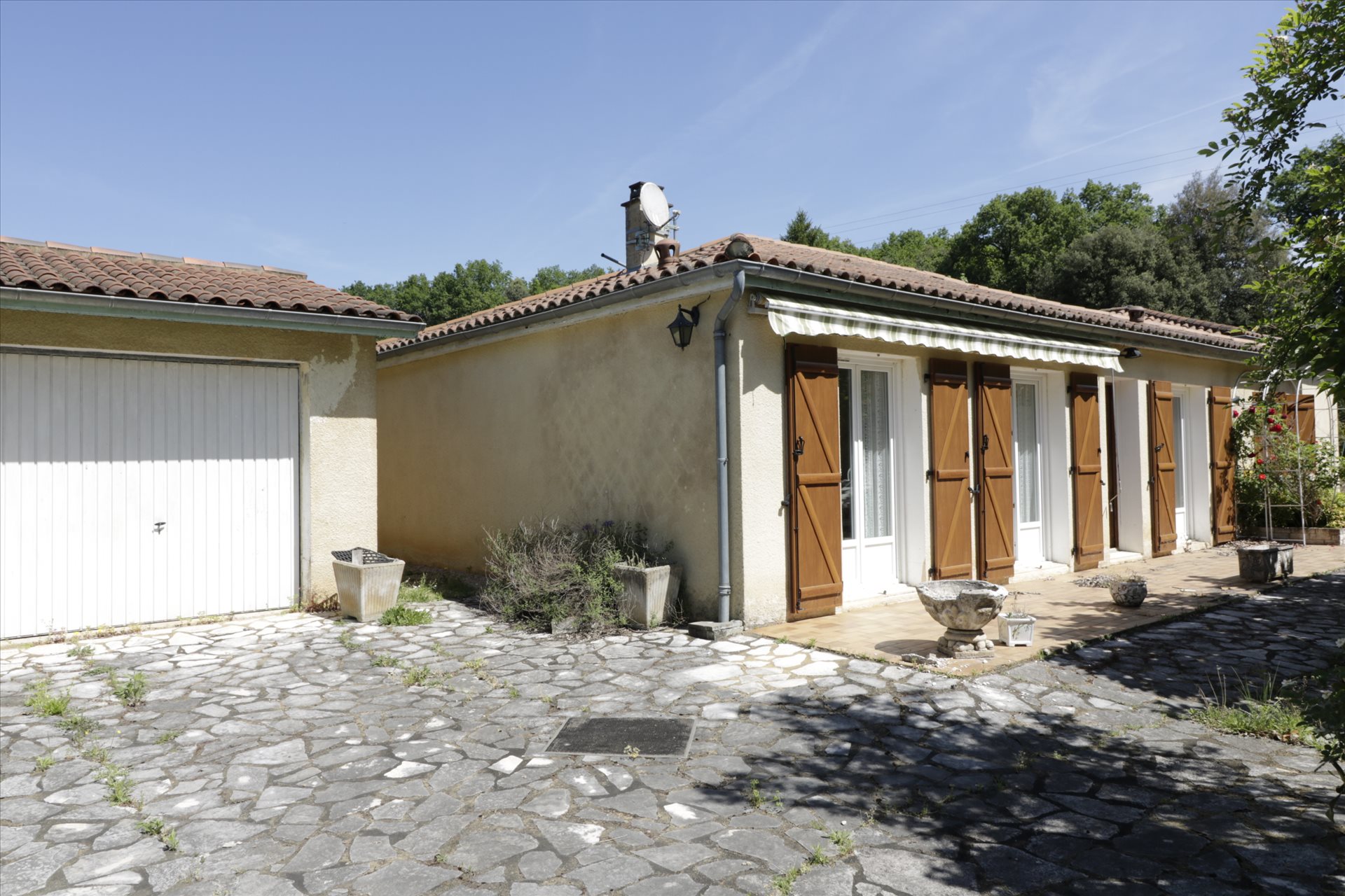 A single-storey house in a quiet location on a large plot - Vue 4