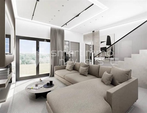 Predaj luxusnej mezonety s rozlohou 100 m² v Apolpině na Lefkáde, vo výstavbe, s modernou architektúrou a vysokou energetickou účinnosťou A+. Rozprestiera sa na dvoch podlažiach a disponuje svetlým obývacím priestorom, funkčnou kuchyňou, dvoma spálňami, d